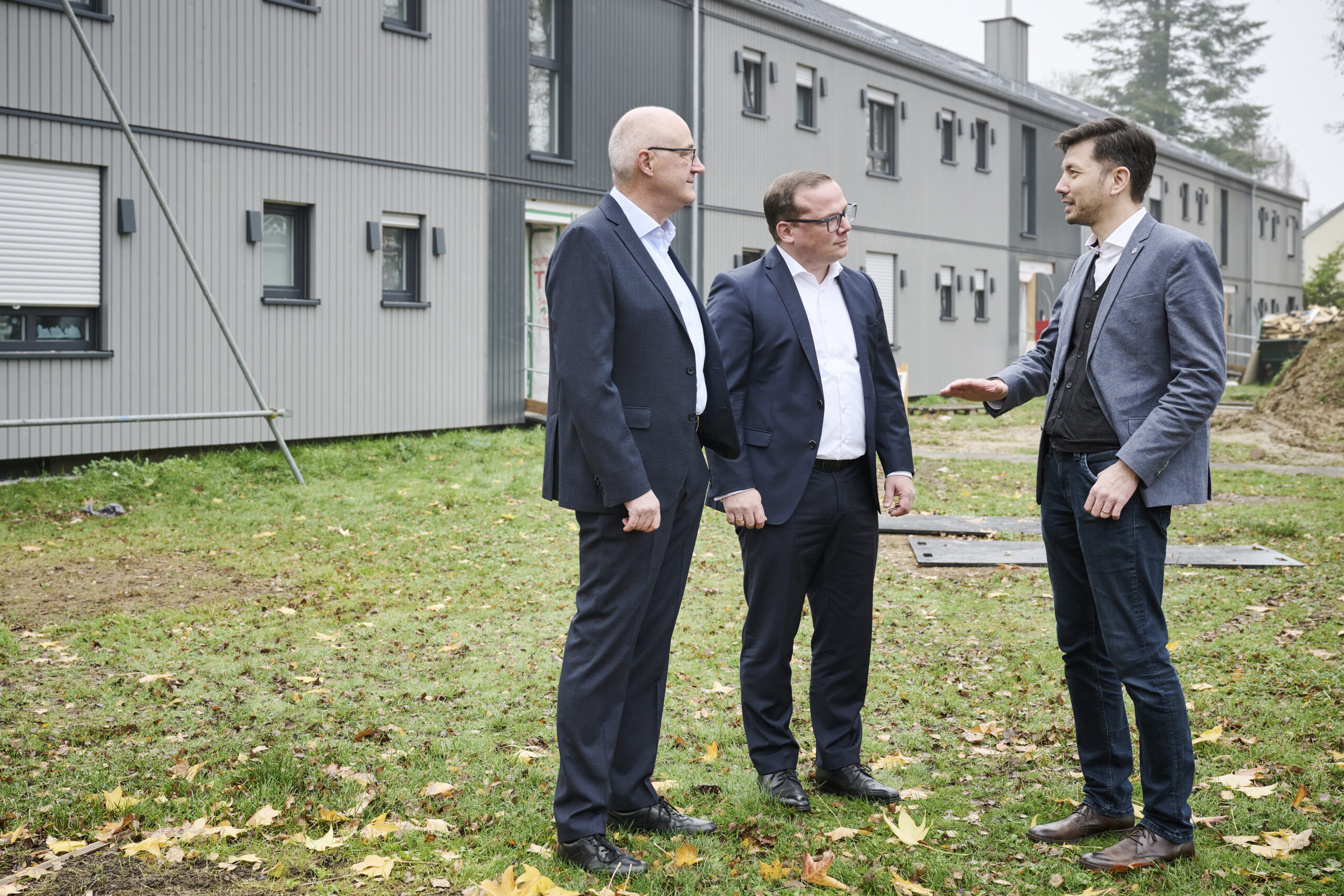 Peter Schneider (Key Account Manager Bau- und Wohnungswirtschaft) und Andreas Miltz (Geschäftsführer von Renowate) sowie Matthias Junge (Projektleiter Serielles Sanieren) von Vaillant