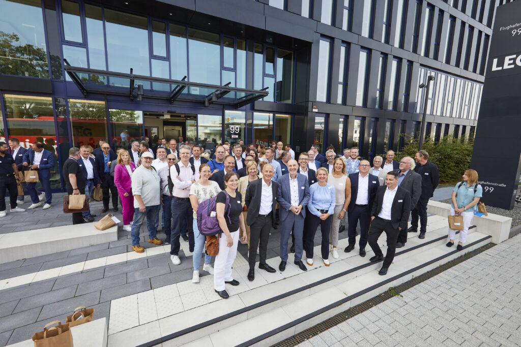 Gruppe vor dem LEG Gebäude