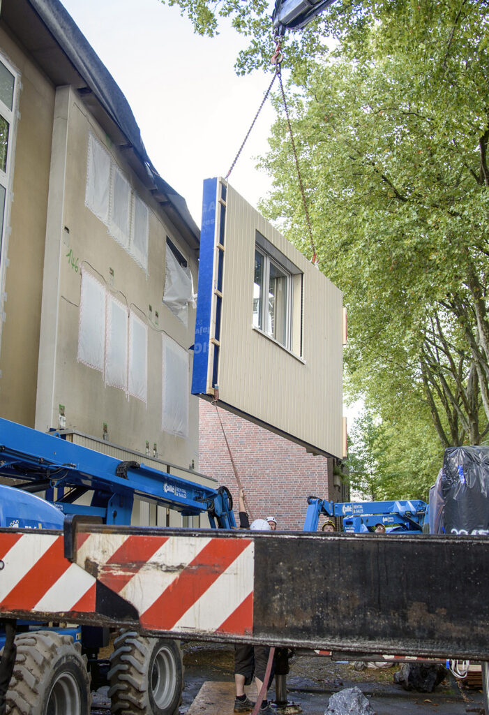 Renowate_verbaut_erstes_Fassadenelement