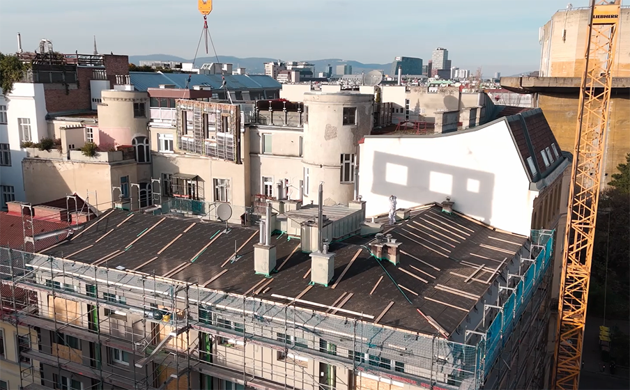 Montage eines vorgefertigten Fassadenelements in der Wiener Innenstadt