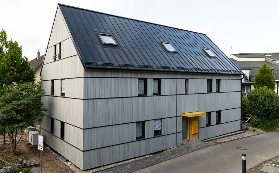 Sanierte Häuser mit grauer Fassade in der Lönnstraße 7