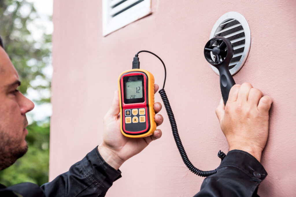 Techniker verwenden Hand-Anemometer Messung der Luftströmung Messung