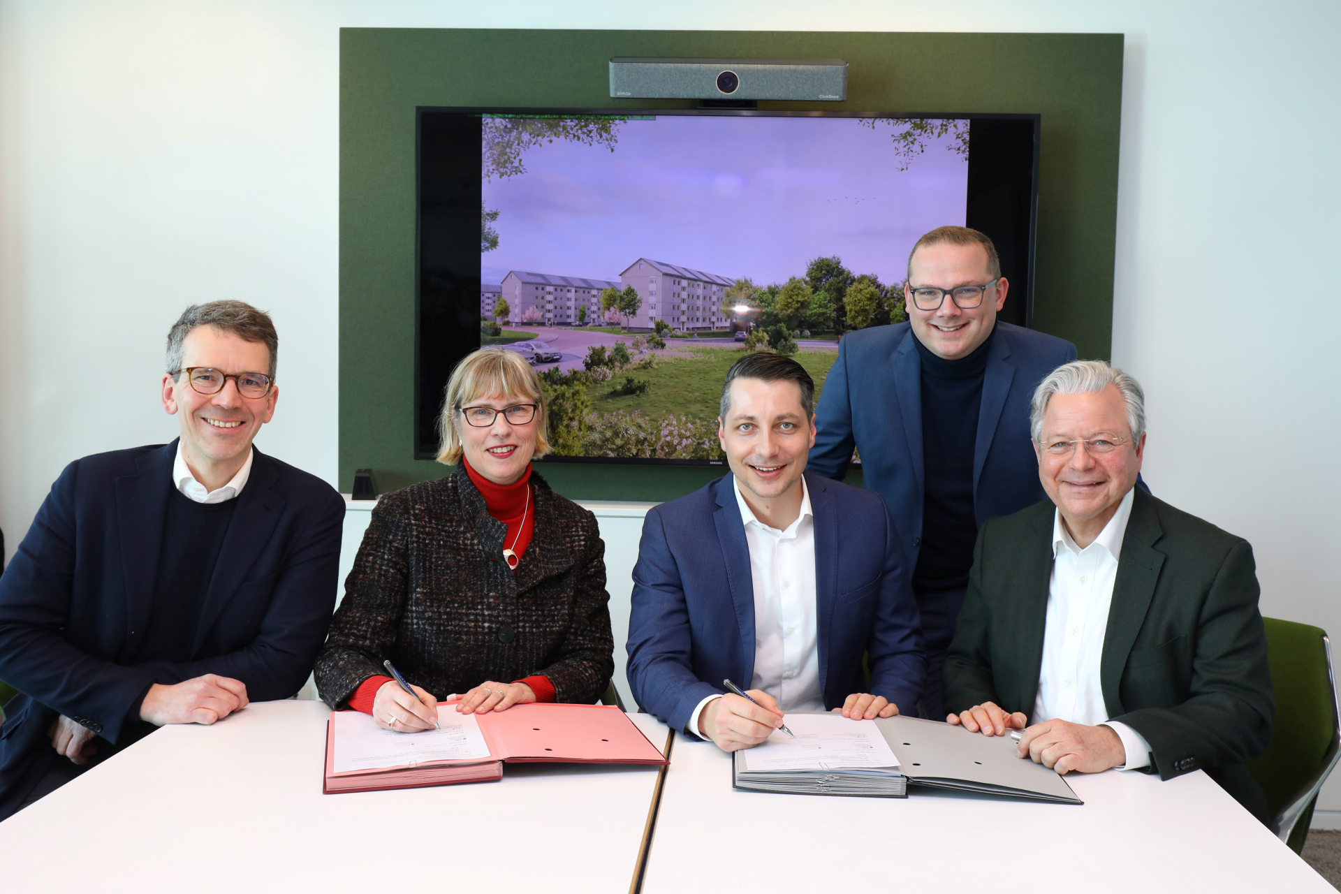 Freuen sich auf den Start der ersten Zusammenarbeit: Dr. Volker Wiegel, operativer LEG-Vorstand, Johannes Brunn, Andreas Miltz, beide Geschäftsführer RENOWATE, Dr. Constantin Westphal, Geschäftsführer NHW.